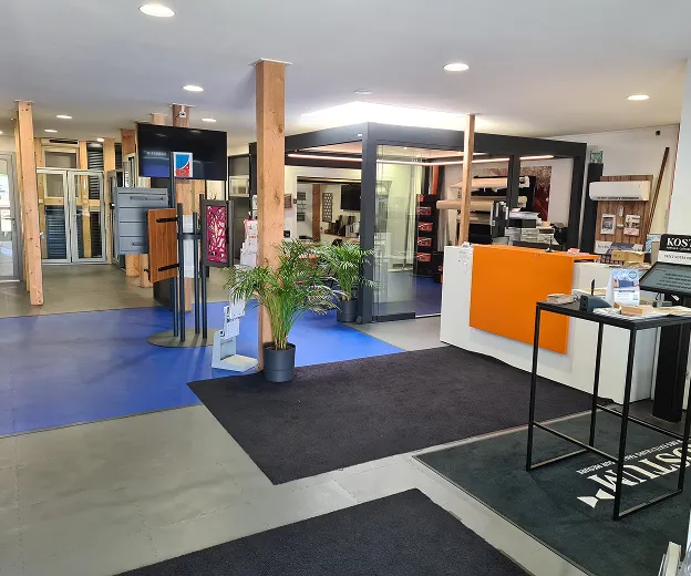 Atelier menuiserie moderne avec réception accueillante et produits PVC-Alu à Normanville