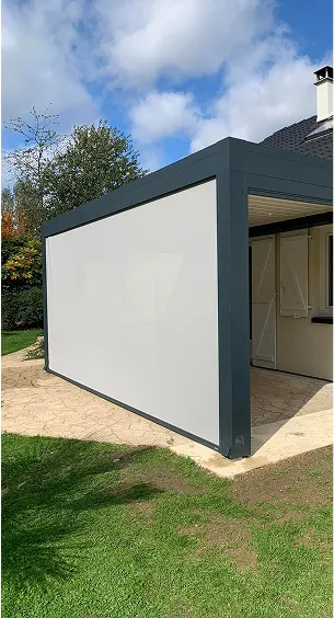 Pergola aluminium avec store fermé contre une maison à Normanville près d’Évreux