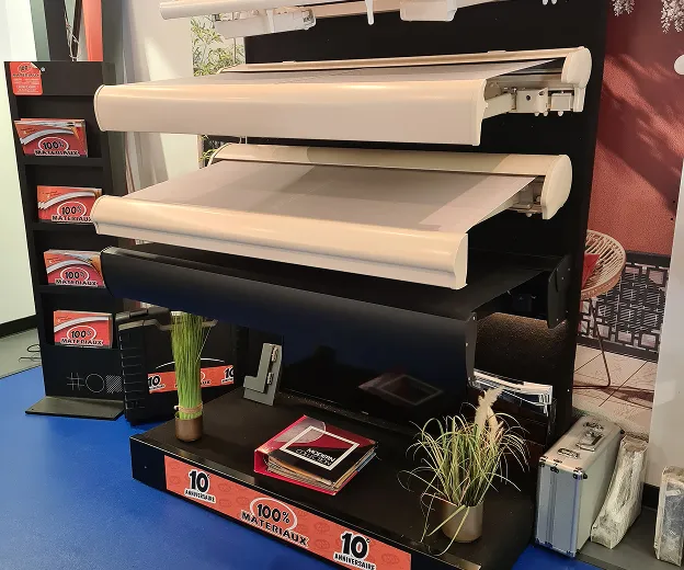 Laminateur professionnel pour menuiserie PVC et aluminium en démonstration avec accessoires