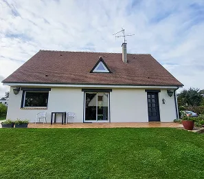 Maison blanche avec menuiserie extérieure en aluminium et toiture en tuiles près de Normanville