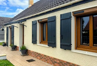 Maison normande avec menuiserie extérieure en bois et fermetures aluminium grises