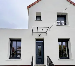 Maison moderne avec menuiserie alu et entrée sécurisée à Normanville