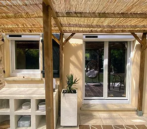 Pergola bois avec menuiserie PVC et fenêtres alu, entre intérieur et extérieur