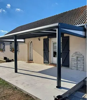 Pergola moderne en alu avec auvent couvrant l’entrée d’une maison normande