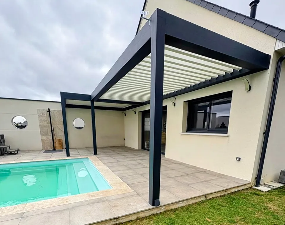 Pergola alu et piscine intégrée près d’une habitation normande