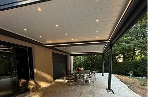 Pergola en menuiserie aluminium avec terrasse extérieure design