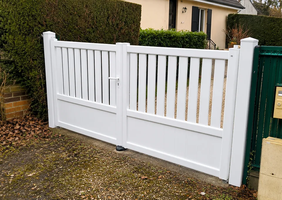 Portail d’entrée en PVC blanc posé par une menuiserie de Normanville, près d’Évreux