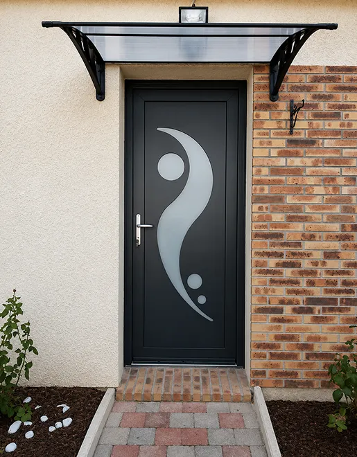 Porte d’entrée design en alu avec motif ondulé élégant et auvent noir à Normanville