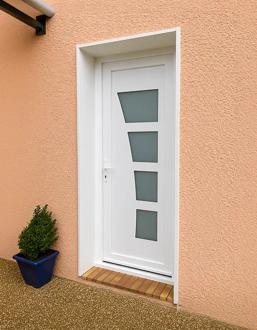 Porte d’entrée blanche PVC avec vitrages géométriques devant façade peinte à Normanville