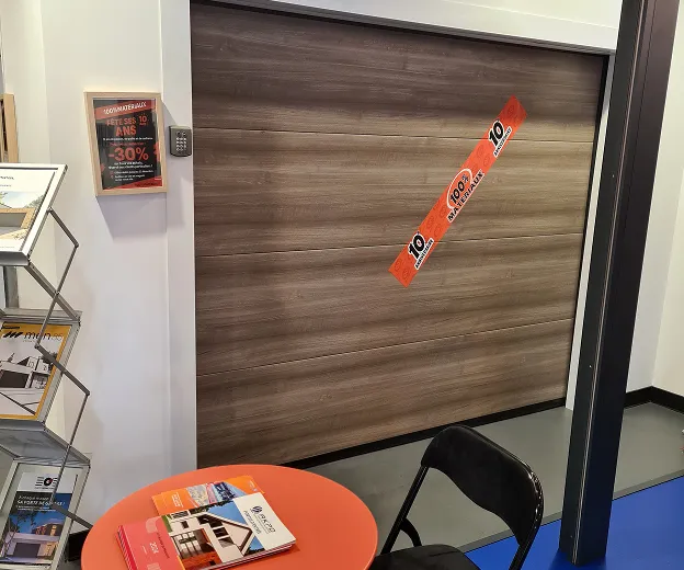Portes coulissantes en matériaux PVC et Alu avec mesure et affichage promotionnel 30%