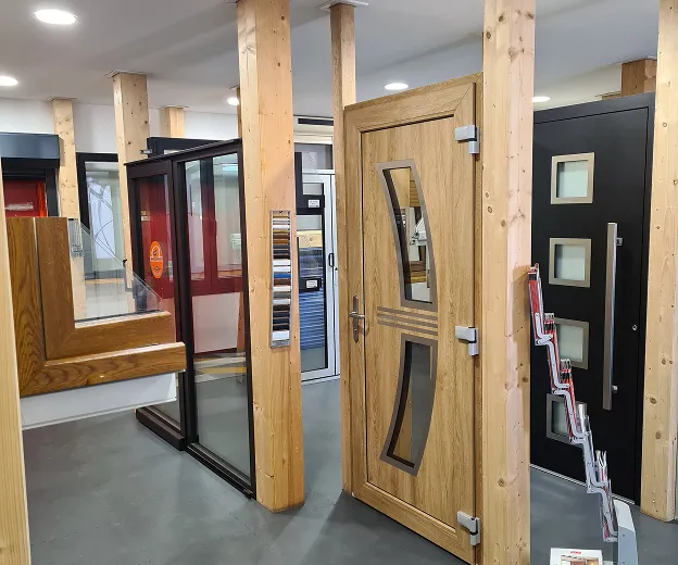 Portes intérieures en bois design exposées dans un showroom menuiserie Normanville