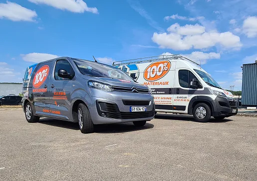 Deux véhicules utilitaires Menuisier 100% Matériaux à Normanville près Évreux