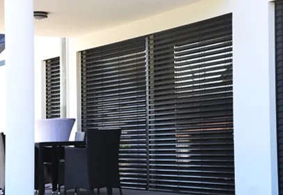 Fenêtre avec volets roulants en intérieur moderne près d’Évreux